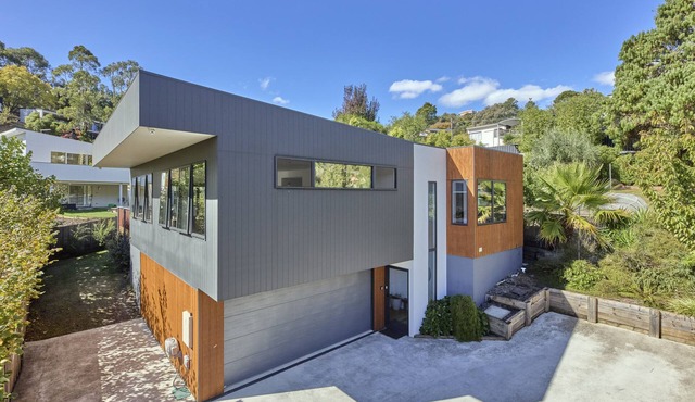 The Gorge Townhouse | Spacious Family Retreat with Stunning Gorge Views