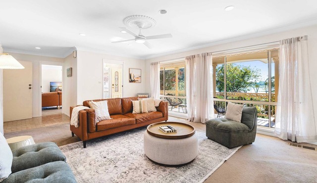 The Lakehaven - Serene Lakeside Entertainer