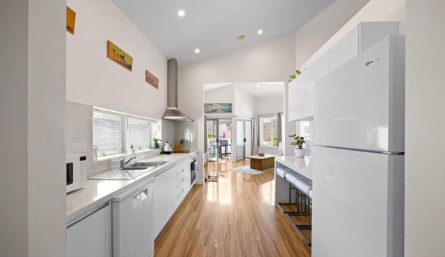 The Lookout, Modern Fremantle Apartment with View