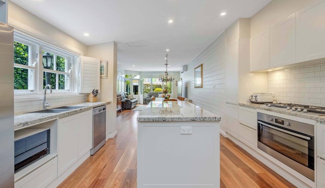 The Maeve 1875 - Heart of Bathurst - Sleeps 10