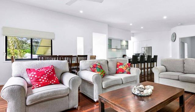 The Office - Absolute beachfront in Toogoom