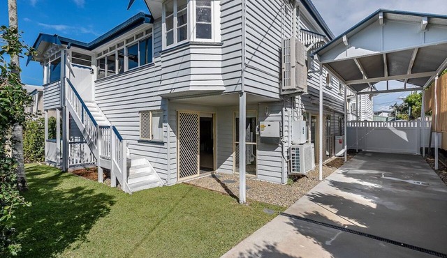 The Palms - private yard & parking, 200m to beach in Margate