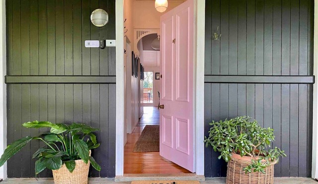 The Pink Door - 3 Bedroom Cottage - Walking Distance to Town