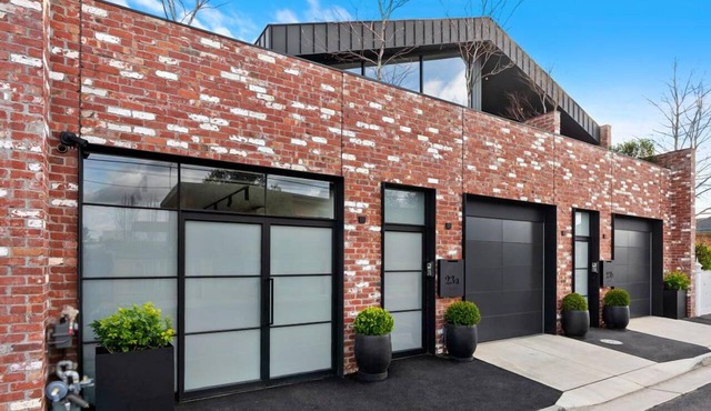 The Pix Studio, Modern Industrial Stay in Greater Geelong