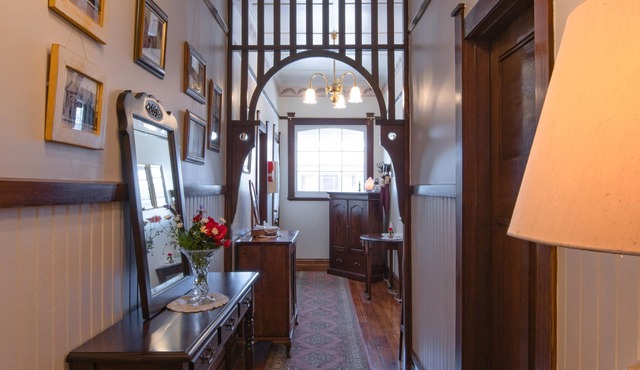 The Postmaster Inn Bed and Breakfast - Smithton R2, Free Continental Breakfast in Smithton