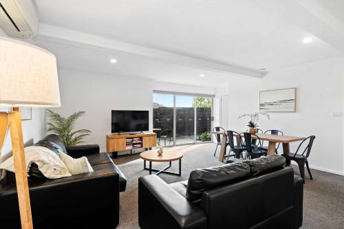 The Residential Retreat-Sleeps 15-Close to Shops