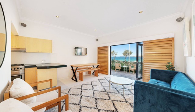 The Retreat: Beachfront View + Offstreet parking