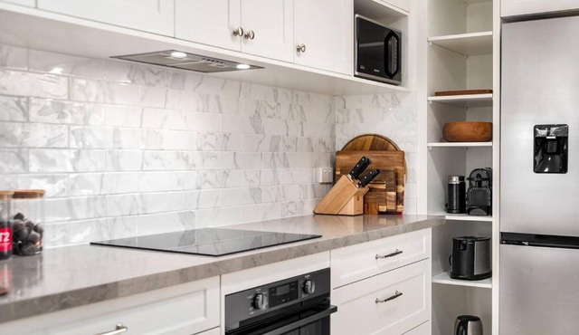 The Ridge - Central Stylish Villa in Merewether