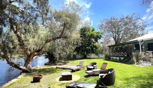 The River Cottage - Absolute Waterfront Family and Pet Friendly Escape in North Yunderup