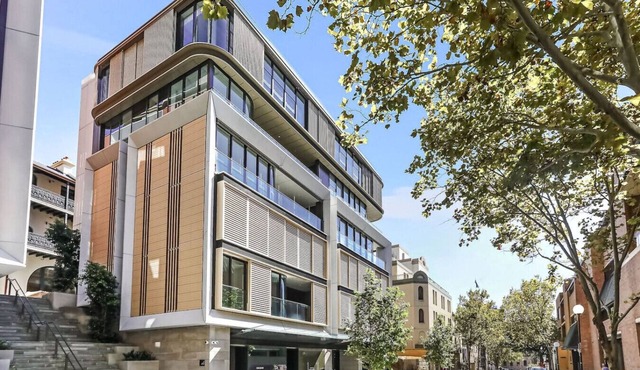 The Rocks 1BR + Workspace | Bridge View & Balcony
