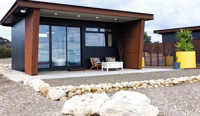 The Rusty Kangaroo Hideaway Studio - Exclusive Ocean-View in Dudley West