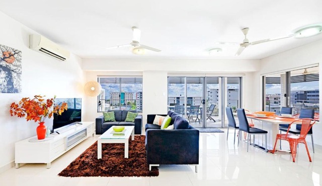 'The Smith' A Vibrant Poolside Balcony Haven in Darwin