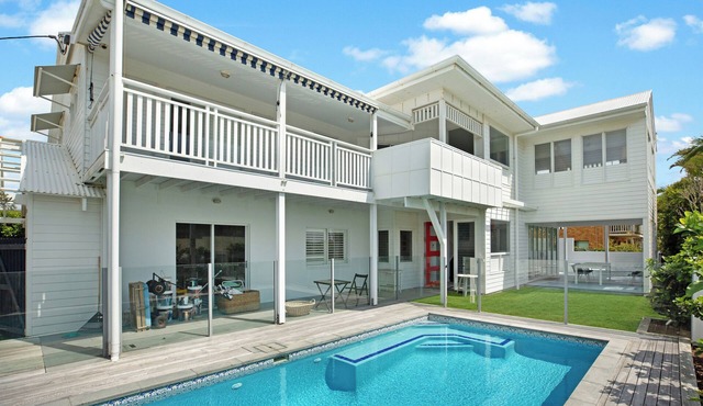 The White House 2 minute walk to the beach
