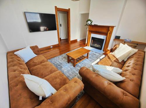 Three Bedrooms Hermay Cottage with Free Parking and 5 minutes drive to Launceston near museum