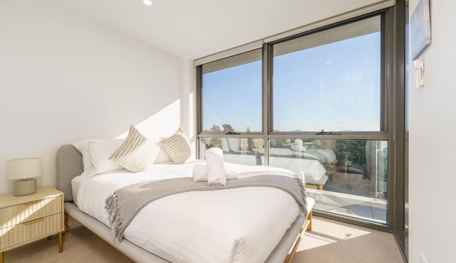 Top-Floor Apartment Near Shops and Aboretum views - Hosted by Canstay