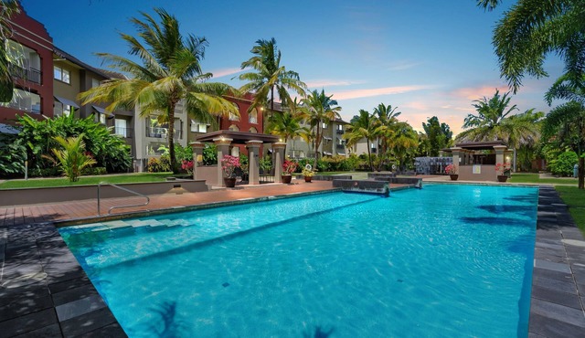 Top-Floor Cairns Apartment w/Pool Views & Gym