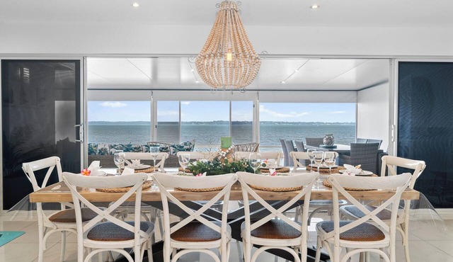 Toukley Waterfront Holiday Home perfect for mutligenerational families,Sleeps 14