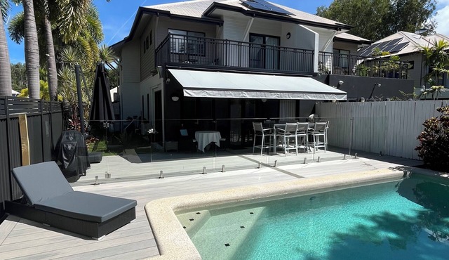 Tranquil Bali-Style 4 br lux beachside townhouse with own pool in Clifton Beach