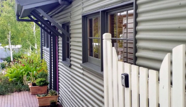 Tranquil Garden Cottage - South Hobart