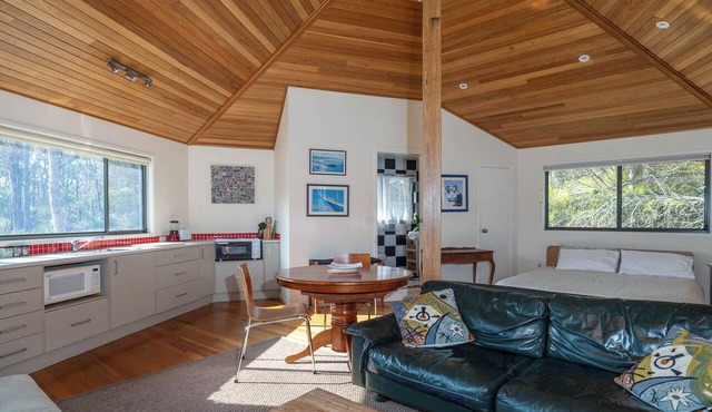 Treehouse Lakeside Studio