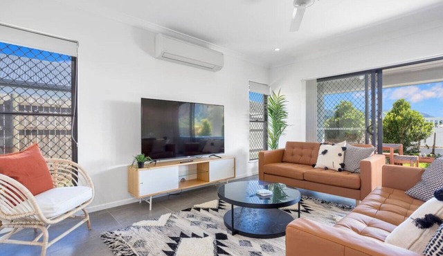 Trinity Beach 4BR Modern Getaway with Spa/Pets in Queensland