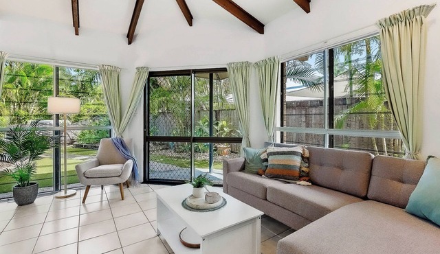 Tropical Pet Friendly Home Steps to Trinity Beach in Trinity Beach