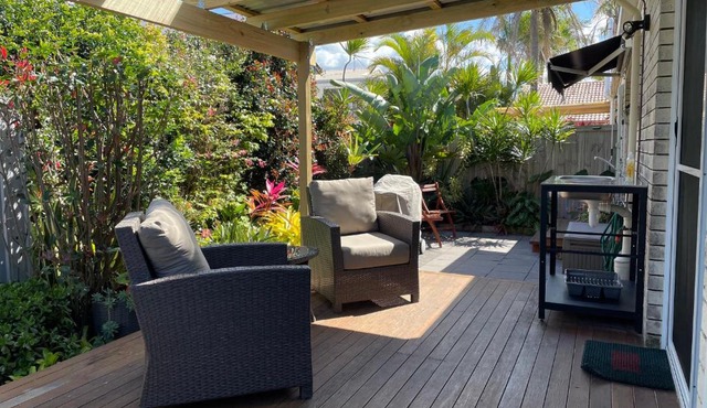 Tropical Suite PRIVATE CENTRAL BUDDINA STYLE by Custom Bnb Hosting