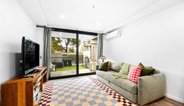Two Bedroom Retreat Opposite Victoria Park