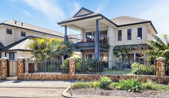 Two-Story Lakeview Retreat at Dunsborough Lakes