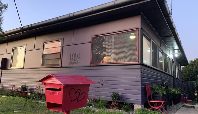 Unique little fun stay ,pet friendly in the heart of North Haven village. in NORTH HAVEN