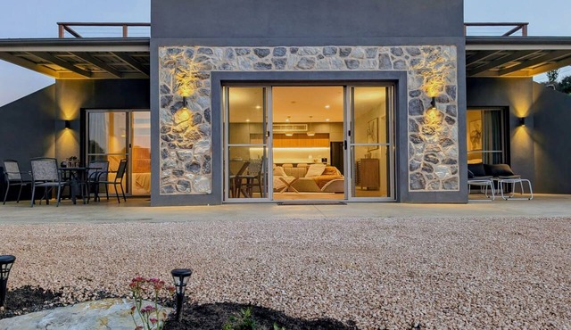 Unique underground eco sanctuary with views, minutes from historic Hahndorf in Totness