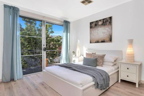 Urban Junction - Walk to Mawson Lakes Dining & Shops
