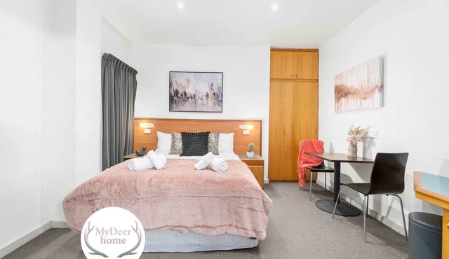 Urban Oasis Chic CBD Suite with WiFi - Walkable in Adelaide