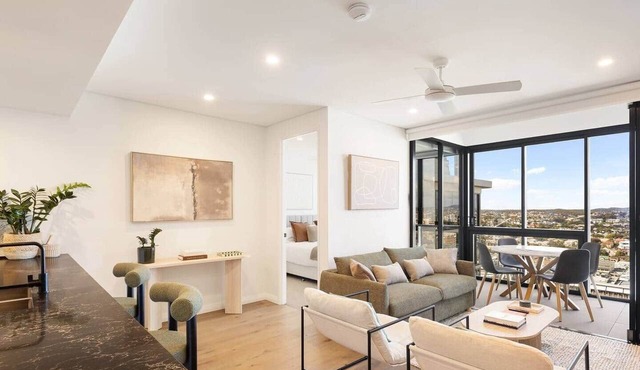 Utopia Deluxe Suite | 25th Floor Views, Pool & Gym in Fortitude Valley