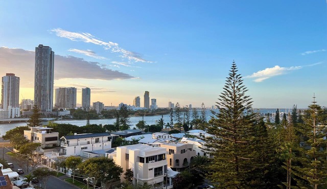 VIEWS: 3 bedrooms, shops & beach. Luxe Resort.