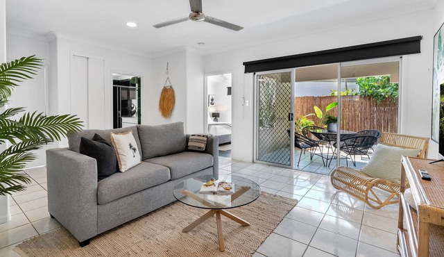 Villa Casa- Spacious apartment with lush courtyard in Manoora