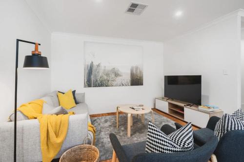 Villa on Valcross - Modern Coastal Comfort near Town