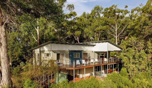 Waiuta Retreat Holiday House with Outdoor Theatre, Sunset and Water Views