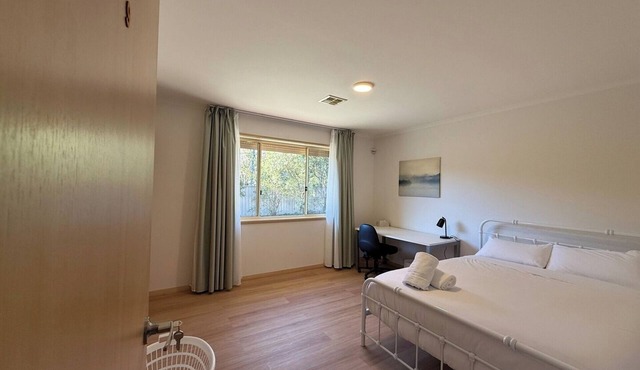 Walk to ANU and Civic | Leafy Private Room in Turner