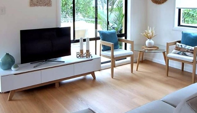 Walk to Beach - Boutique Beachside Townhouse