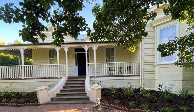 Walk to Bendigo CBD | Heated Pool | Outdoor Fire | Family-Friendly Victorian