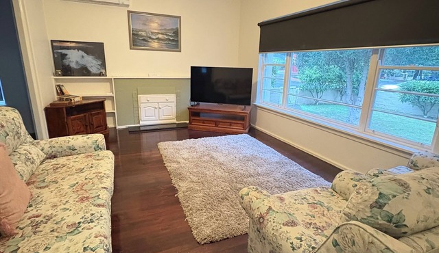 Warrnambool home close to hospital, train, cafe’s, restaurants, shops & beach! in Warrnambool