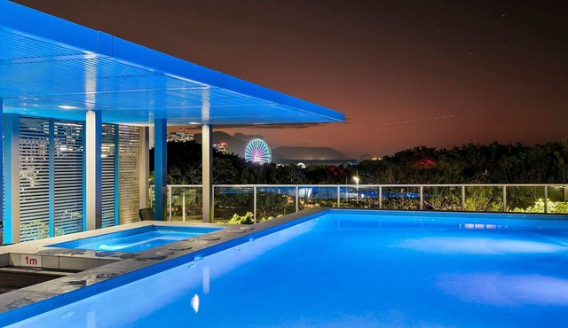 Waterfront Luxe Retreat w/Rooftop Pool & Gym