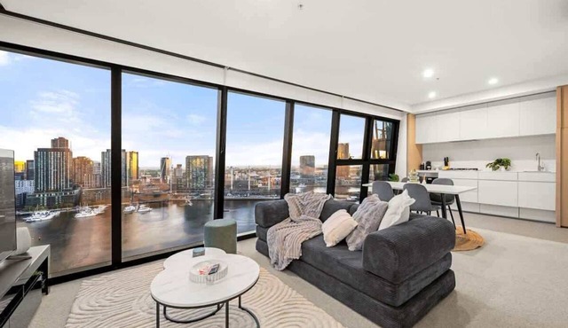 Waterfront Marina Tower Flat with Rooftop Pool in Docklands