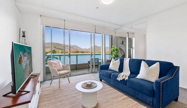 Waterfront Oasis with Pool, Gym & Sauna in Cairns