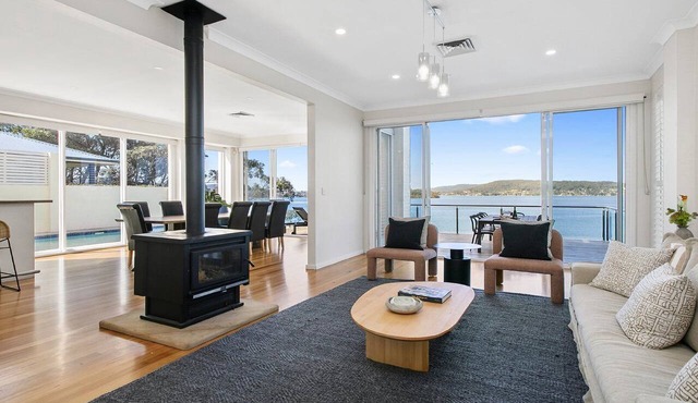 Waterfront, pool, jetty, sleeps 16 in POINT CLARE