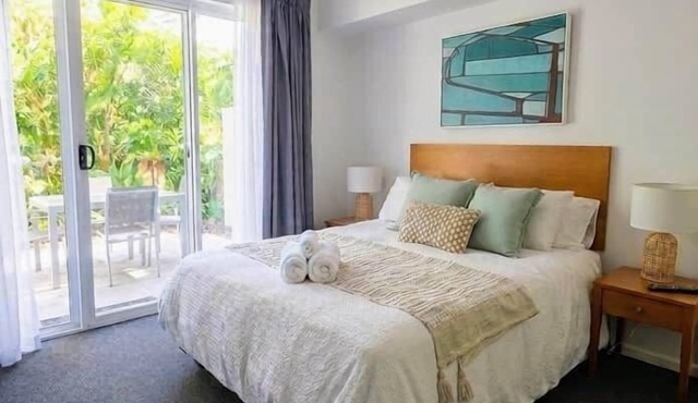 Waterside Apartment Mandurah with jetty in Halls Head