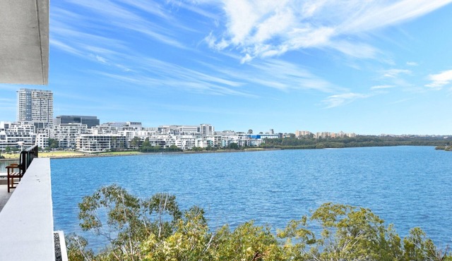 Waterview Apt near Olympic Park Pool Parking, Wifi, Ferry & Train to City