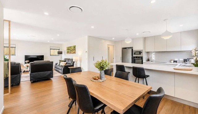Wattle Villa | 2BR, 2BA | CBD & Airport Nearby