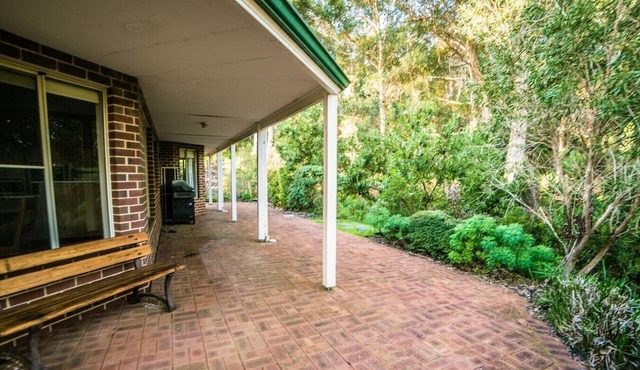 Whispering Karri Retreat | 5-Acre Hideaway in Shadforth